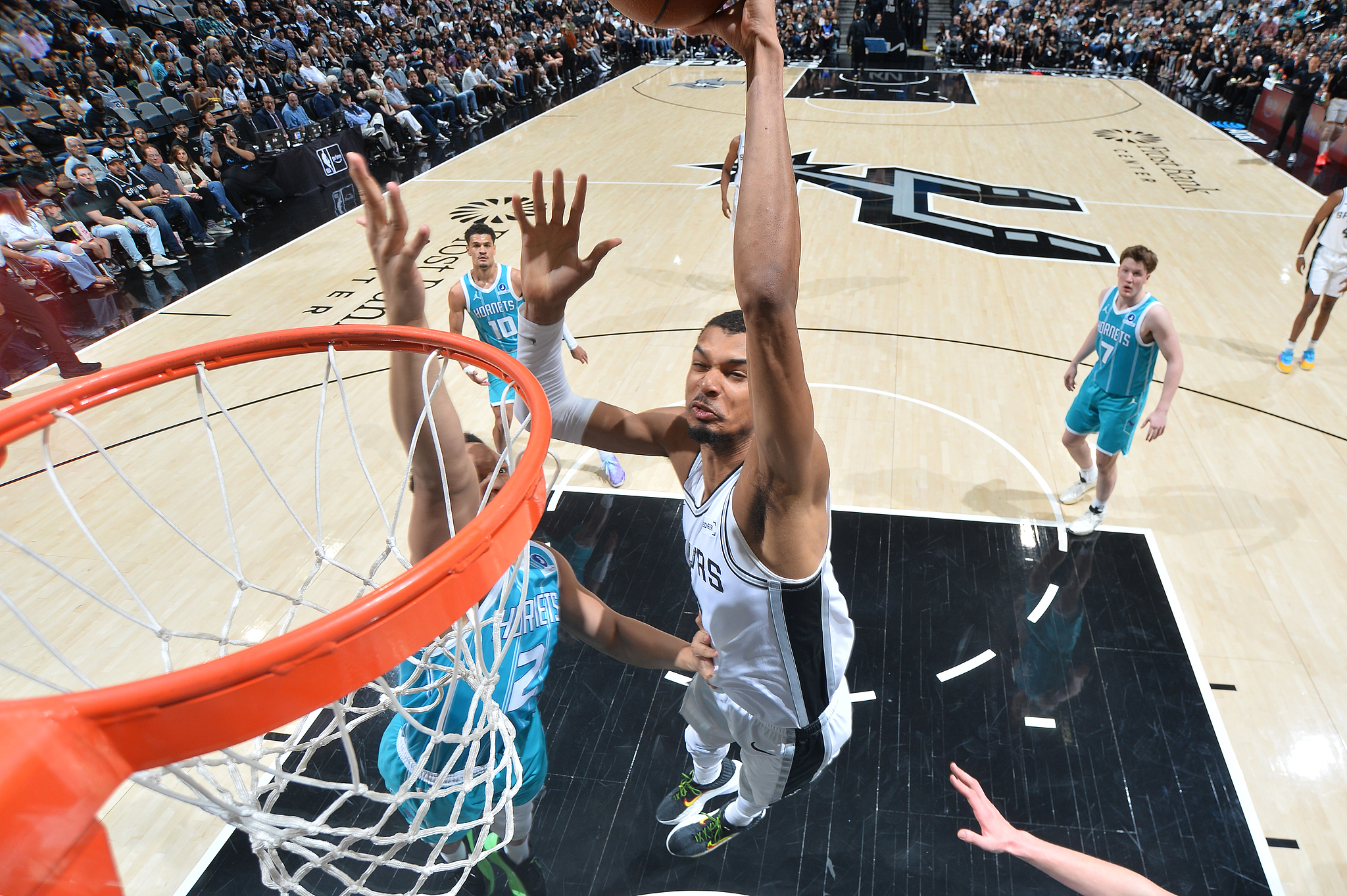 必一体育官网-文班亚马复出32+12+8 马刺主场力擒黄蜂